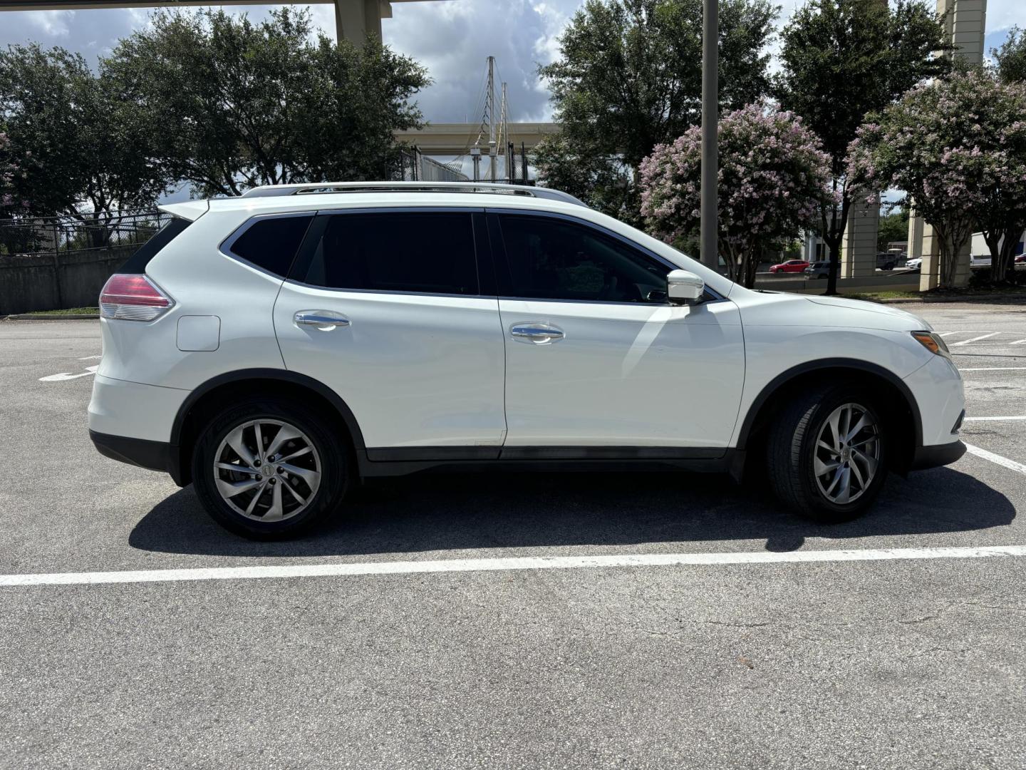 2015 White Nissan Rogue S 2WD (5N1AT2MT3FC) with an 2.5L L4 DOHC 16V engine, Continuously Variable Transmission transmission, located at 5005 Telephone Rd., Houston, TX, 77087, (713) 641-0980, 29.690666, -95.298683 - Photo#5