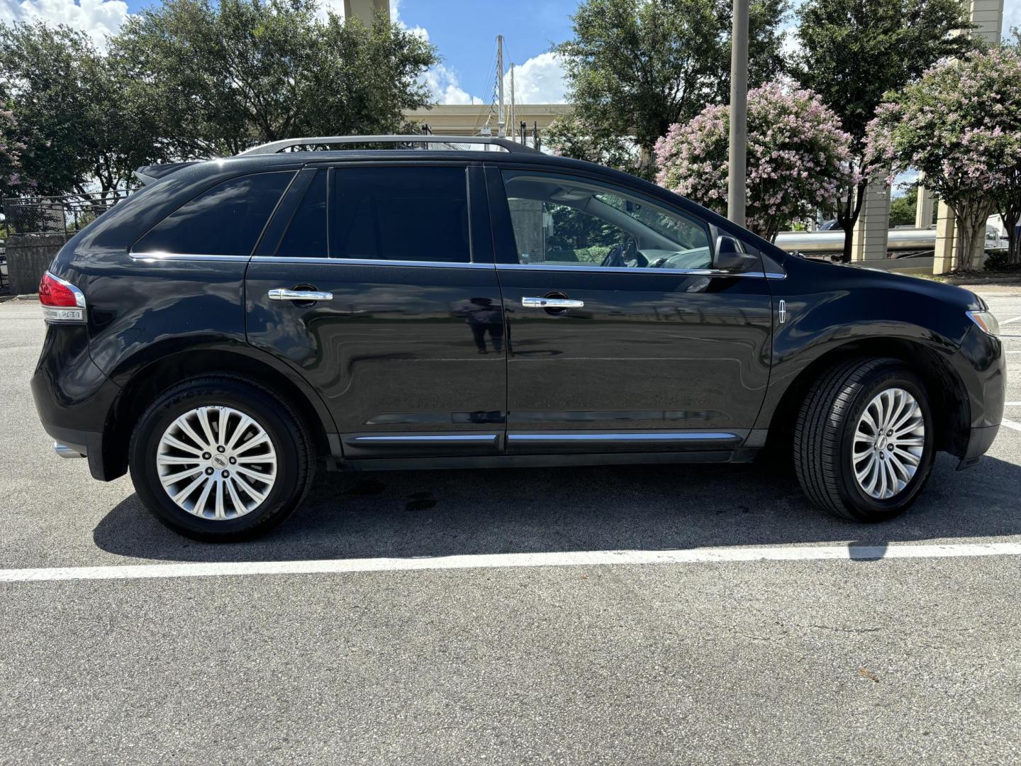 2013 Black Lincoln MKX FWD (2LMDJ6JK3DB) with an 3.7L V6 DOHC 24V engine, 6-Speed Automatic transmission, located at 5005 Telephone Rd., Houston, TX, 77087, (713) 641-0980, 29.690666, -95.298683 - Photo#5