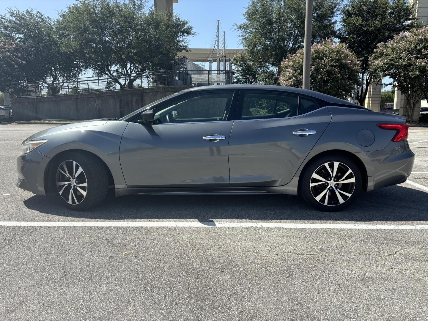 2018 Gray Nissan Maxima 3.5 SV (1N4AA6AP6JC) with an 3.5L V6 DOHC 24V engine, CVT transmission, located at 5005 Telephone Rd., Houston, TX, 77087, (713) 641-0980, 29.690666, -95.298683 - Photo#2