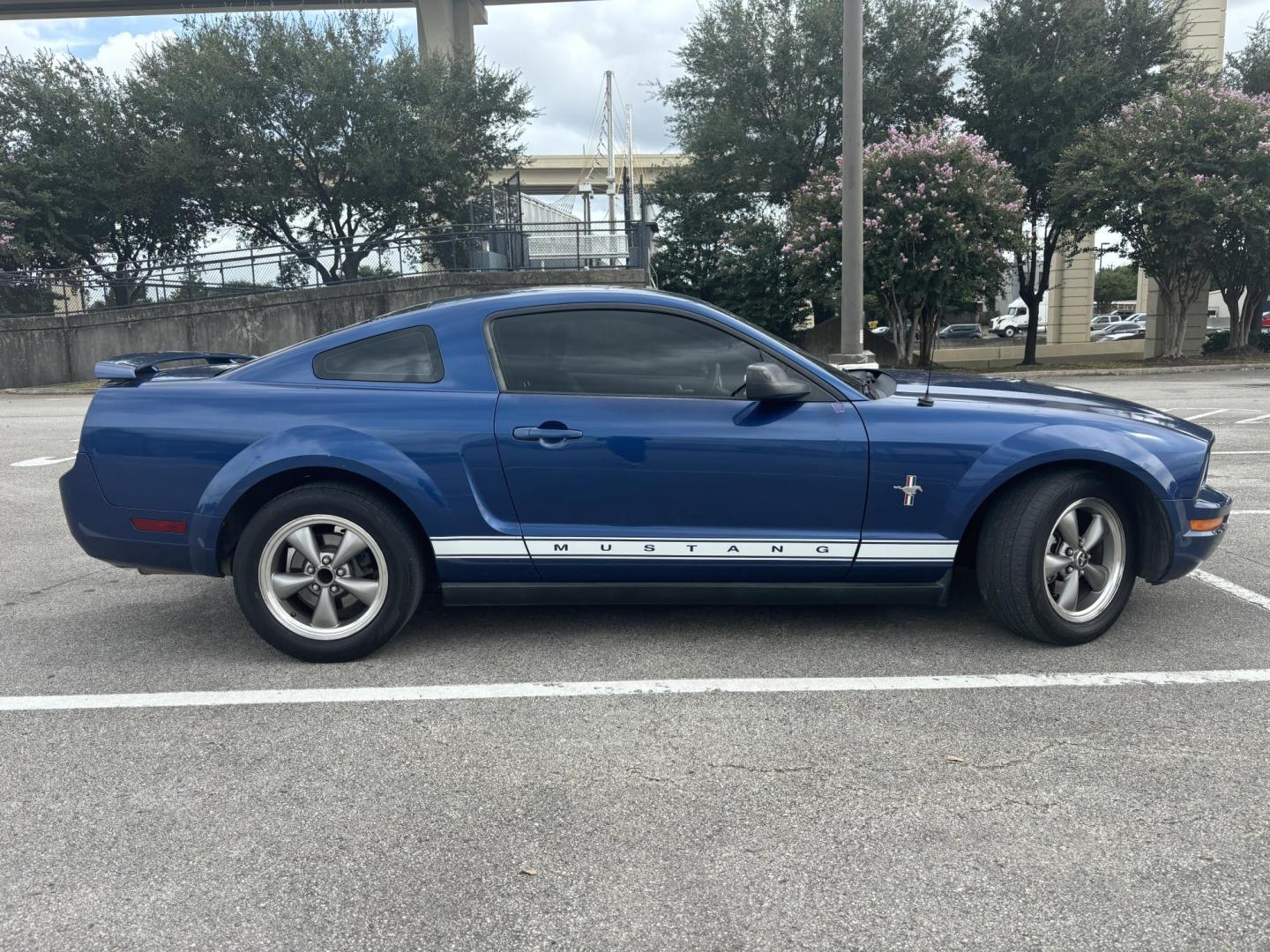 2006 Blue Ford Mustang V6 Deluxe Coupe (1ZVFT80NX65) with an 4.0L V6 SOHC 12V engine, located at 5005 Telephone Rd., Houston, TX, 77087, (713) 641-0980, 29.690666, -95.298683 - Photo#5