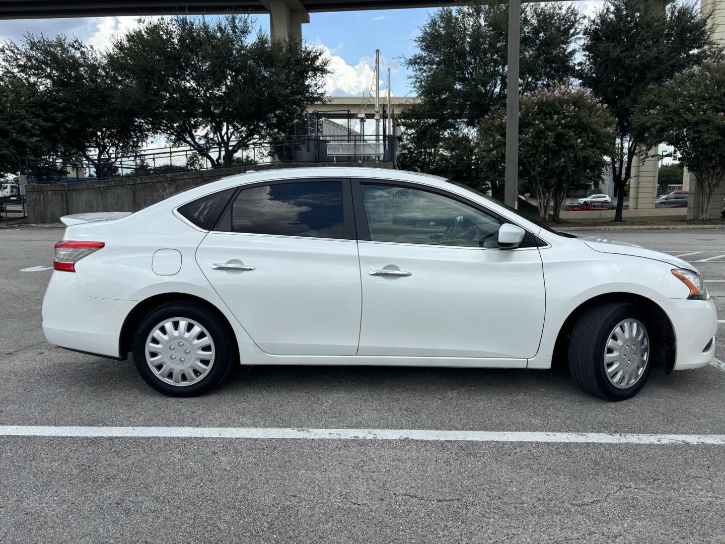 2013 White Nissan Sentra S 6MT (3N1AB7AP8DL) with an 2.0L L4 DOHC 16V engine, 6-Speed Manual transmission, located at 5005 Telephone Rd., Houston, TX, 77087, (713) 641-0980, 29.690666, -95.298683 - Photo#5