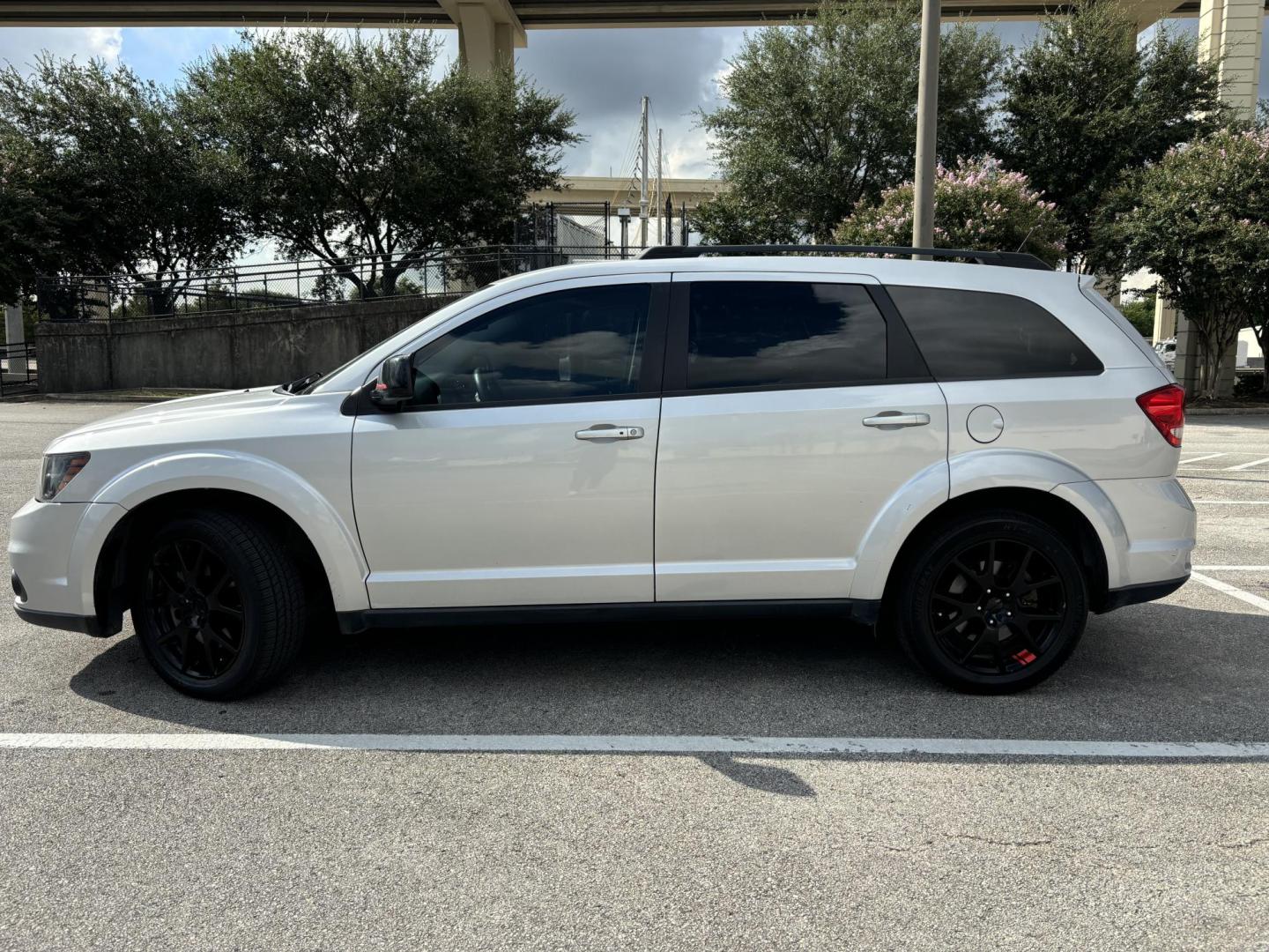 2014 Silver Dodge Journey SXT (3C4PDCBG6ET) with an 3.6L V6 DOHC 24V engine, 6-Speed Automatic transmission, located at 5005 Telephone Rd., Houston, TX, 77087, (713) 641-0980, 29.690666, -95.298683 - Photo#2