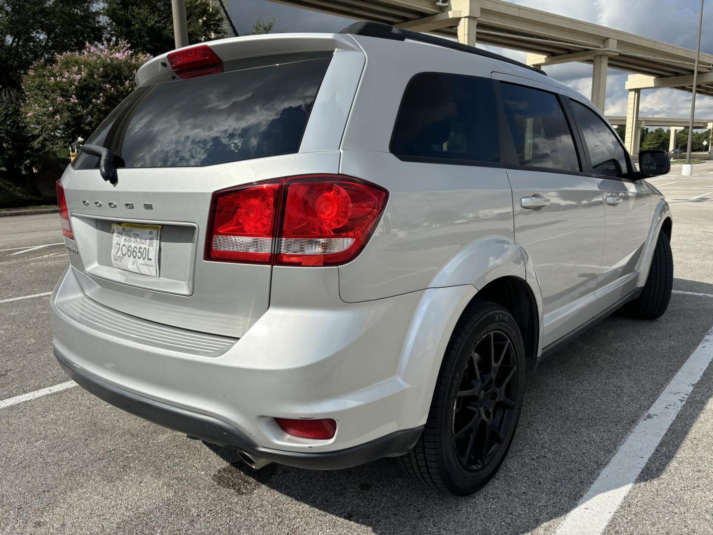 2014 Silver Dodge Journey SXT (3C4PDCBG6ET) with an 3.6L V6 DOHC 24V engine, 6-Speed Automatic transmission, located at 5005 Telephone Rd., Houston, TX, 77087, (713) 641-0980, 29.690666, -95.298683 - Photo#4