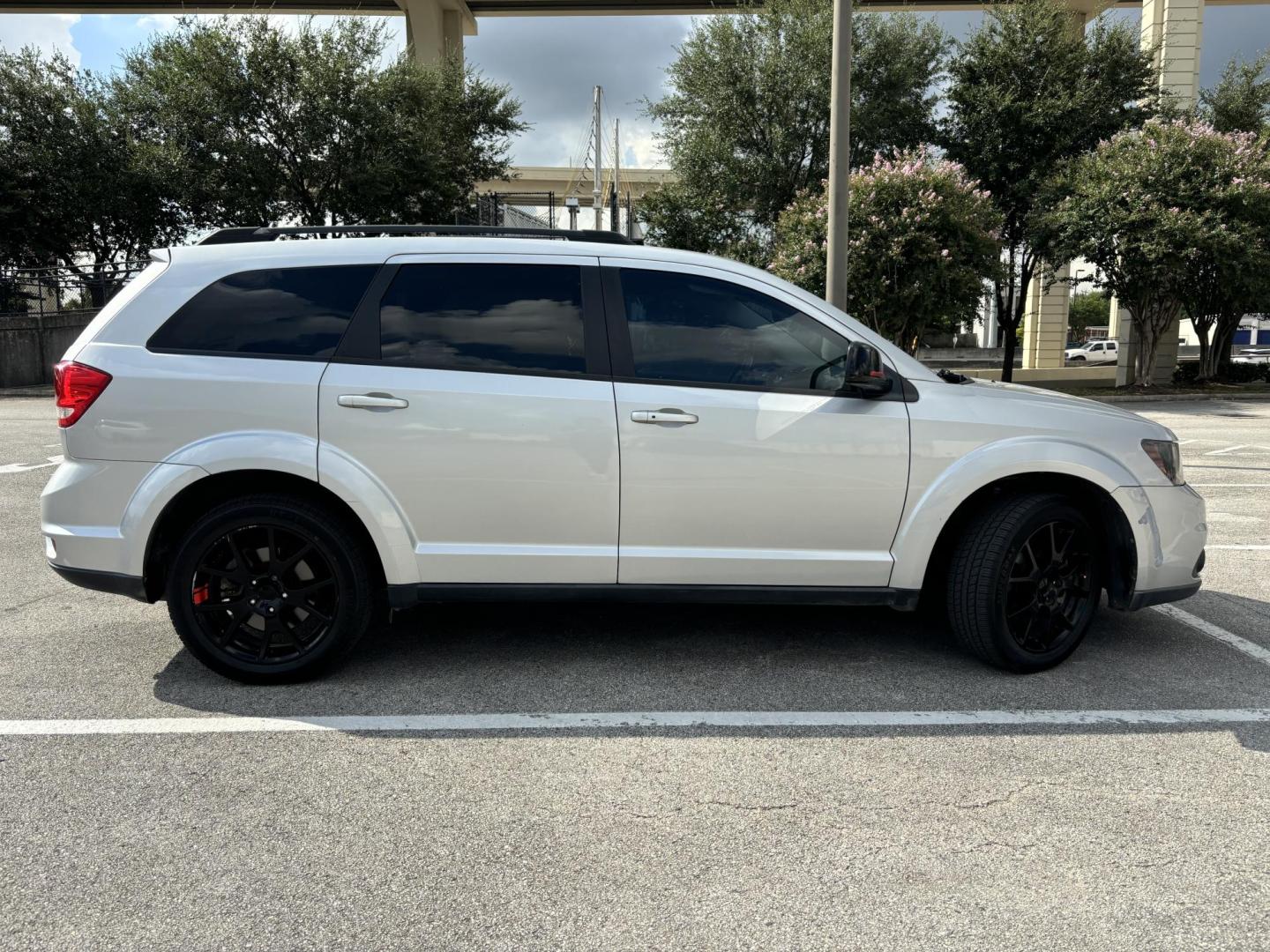 2014 Silver Dodge Journey SXT (3C4PDCBG6ET) with an 3.6L V6 DOHC 24V engine, 6-Speed Automatic transmission, located at 5005 Telephone Rd., Houston, TX, 77087, (713) 641-0980, 29.690666, -95.298683 - Photo#5