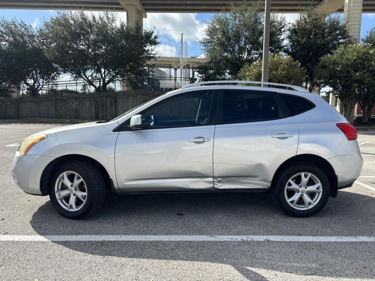 2008 Silver Nissan Rogue S AWD (JN8AS58VX8W) with an 2.5L L4 DOHC 16V engine, CVT transmission, located at 5005 Telephone Rd., Houston, TX, 77087, (713) 641-0980, 29.690666, -95.298683 - Photo#2