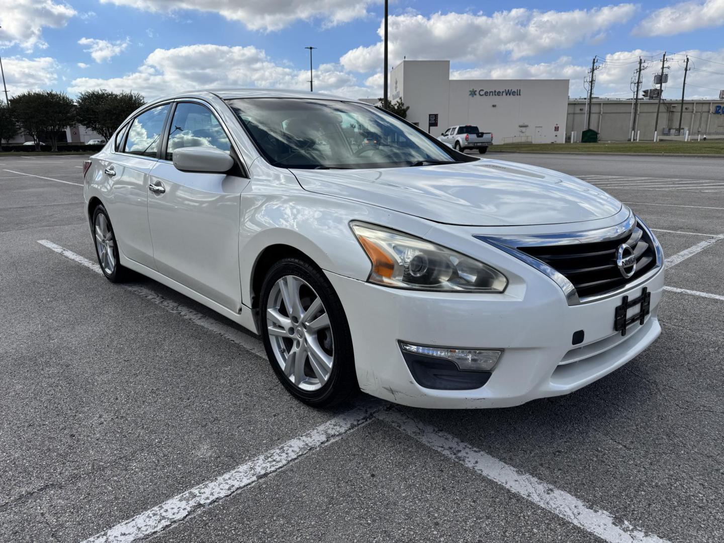 2013 white Nissan Altima 3.5 SV (1N4BL3AP9DC) with an 3.5L V6 DOHC 24V engine, Continuously Variable Transmission transmission, located at 5005 Telephone Rd., Houston, TX, 77087, (713) 641-0980, 29.690666, -95.298683 - Photo#1