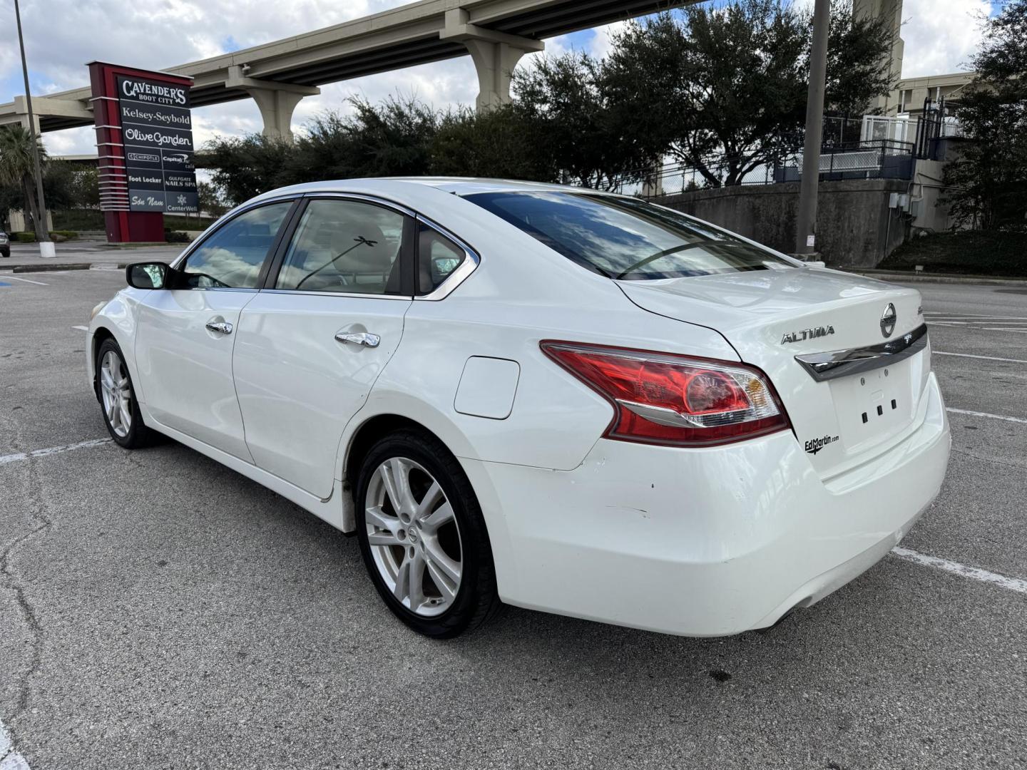 2013 white Nissan Altima 3.5 SV (1N4BL3AP9DC) with an 3.5L V6 DOHC 24V engine, Continuously Variable Transmission transmission, located at 5005 Telephone Rd., Houston, TX, 77087, (713) 641-0980, 29.690666, -95.298683 - Photo#2