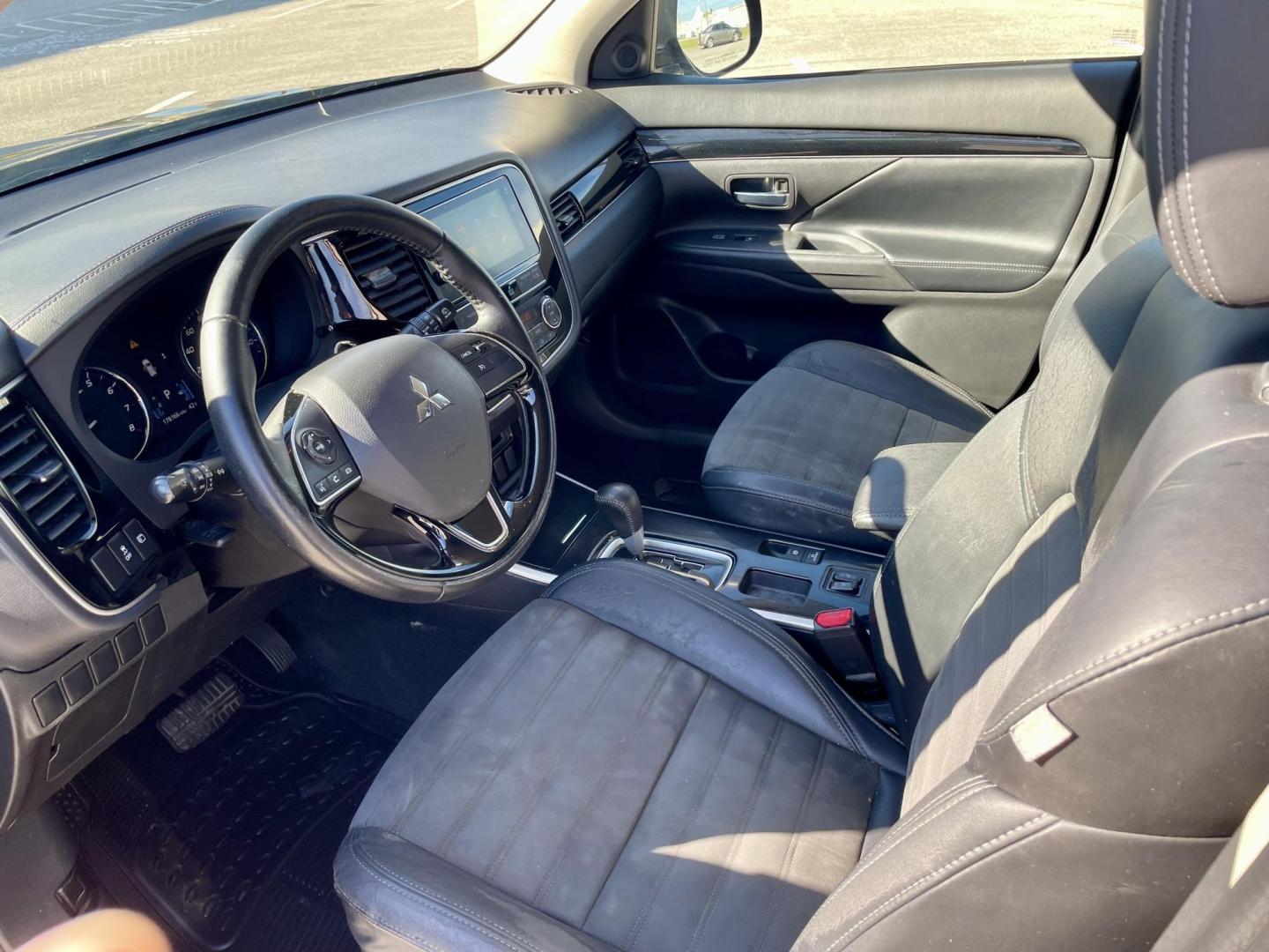2019 Black Mitsubishi Outlander SE 2WD (JA4AD3A39KZ) with an 2.4L L4 DOHC 16V engine, CVT transmission, located at 5005 Telephone Rd., Houston, TX, 77087, (713) 641-0980, 29.690666, -95.298683 - Photo#4