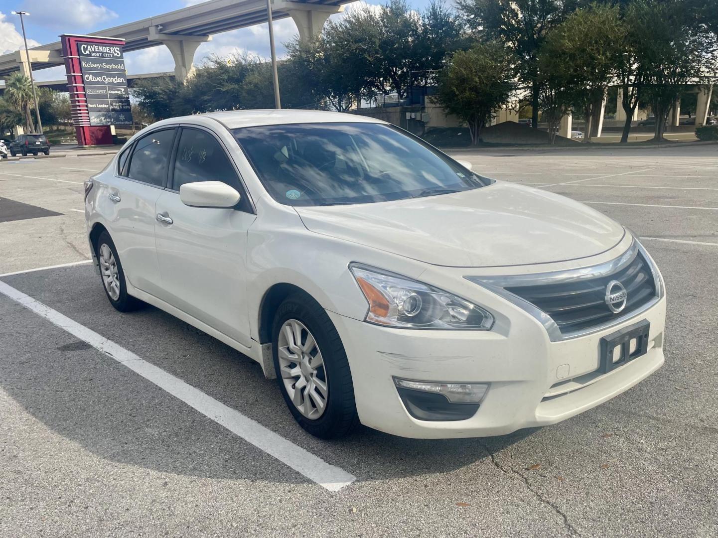 2015 white Nissan Altima 2.5 S (1N4AL3AP7FN) with an 2.5L L4 DOHC 16V engine, Continuously Variable Transmission transmission, located at 5005 Telephone Rd., Houston, TX, 77087, (713) 641-0980, 29.690666, -95.298683 - Photo#2