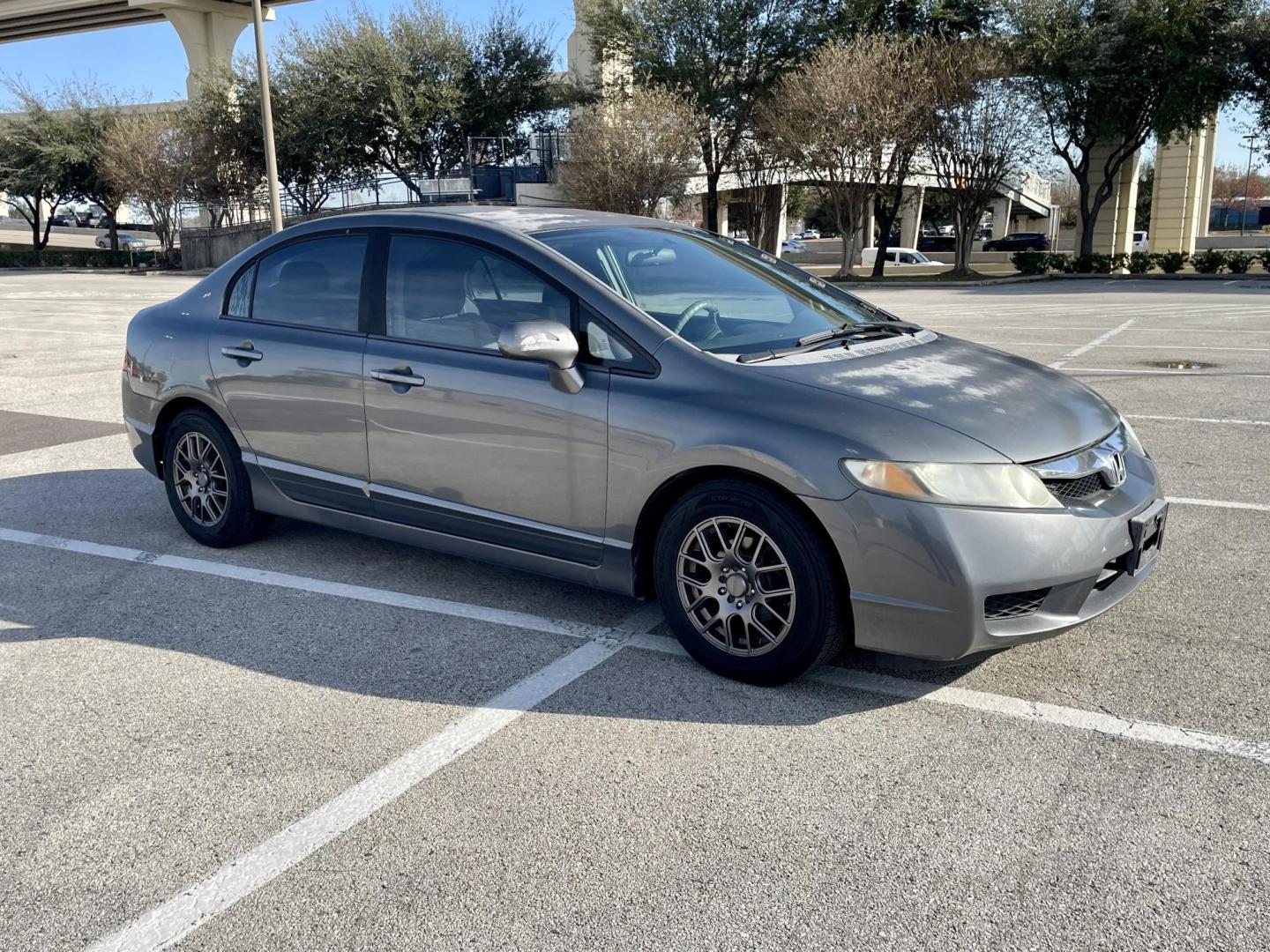 2009 Gray Honda Civic LX Sedan 5-Speed AT (19XFA16529E) with an 1.8L L4 SOHC 16V engine, 5-Speed Automatic Overdrive transmission, located at 5005 Telephone Rd., Houston, TX, 77087, (713) 641-0980, 29.690666, -95.298683 - Photo#3