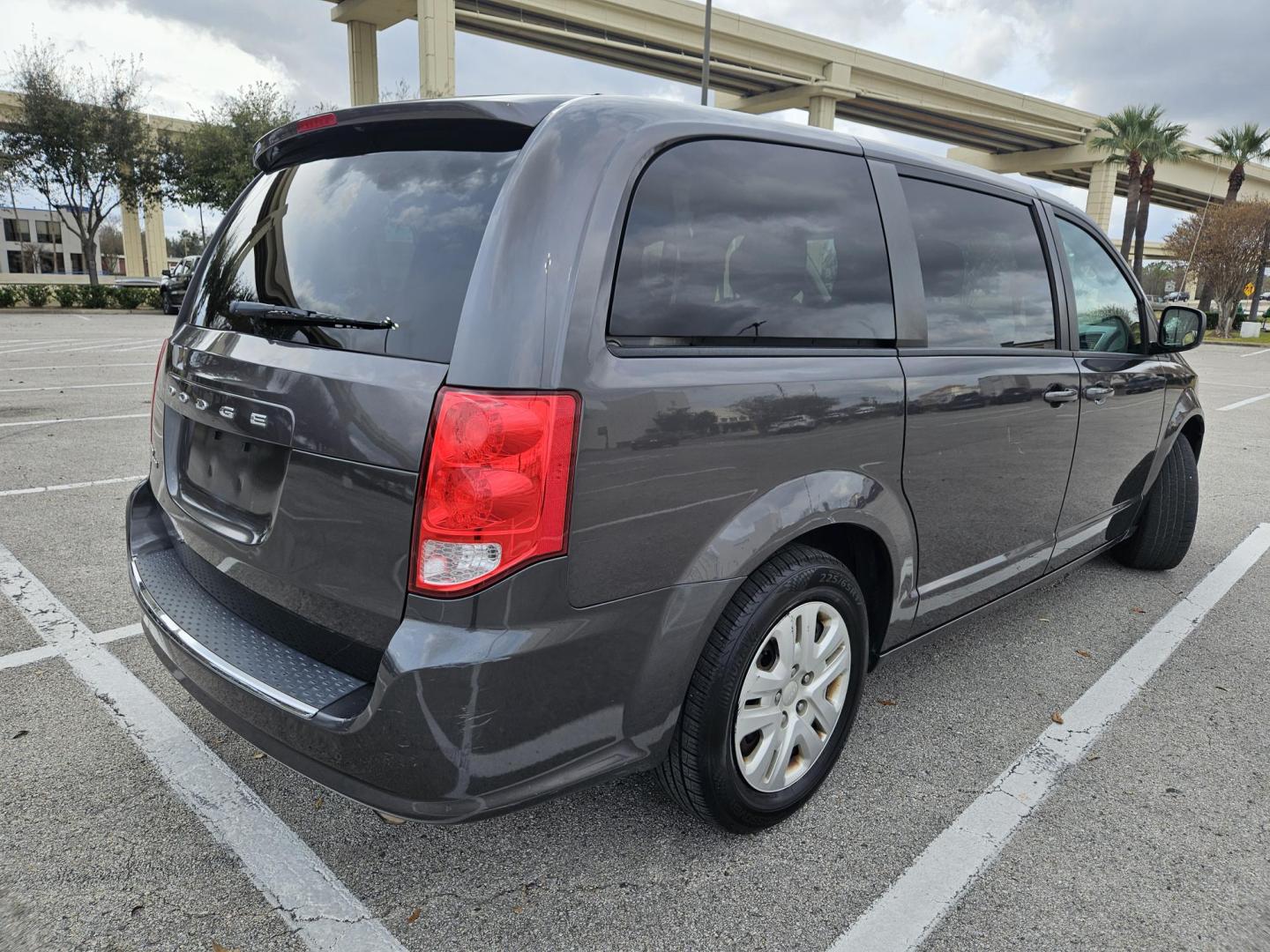 2018 Gray Dodge Grand Caravan SE (2C4RDGBG9JR) with an 3.6L V6 DOHC 24V engine, 6A transmission, located at 5005 Telephone Rd., Houston, TX, 77087, (713) 641-0980, 29.690666, -95.298683 - Photo#4
