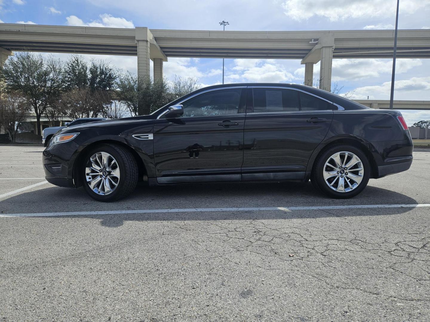 2012 Black Ford Taurus Limited AWD (1FAHP2JW1CG) with an 3.5L V6 DOHC 24V engine, 6-Speed Automatic transmission, located at 5005 Telephone Rd., Houston, TX, 77087, (713) 641-0980, 29.690666, -95.298683 - Photo#2