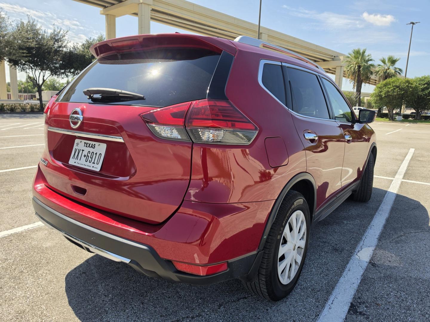 2017 Red Nissan Rogue SV 2WD (JN8AT2MT1HW) with an 2.5L L4 DOHC 16V engine, CVT transmission, located at 5005 Telephone Rd., Houston, TX, 77087, (713) 641-0980, 29.690666, -95.298683- Photo#3