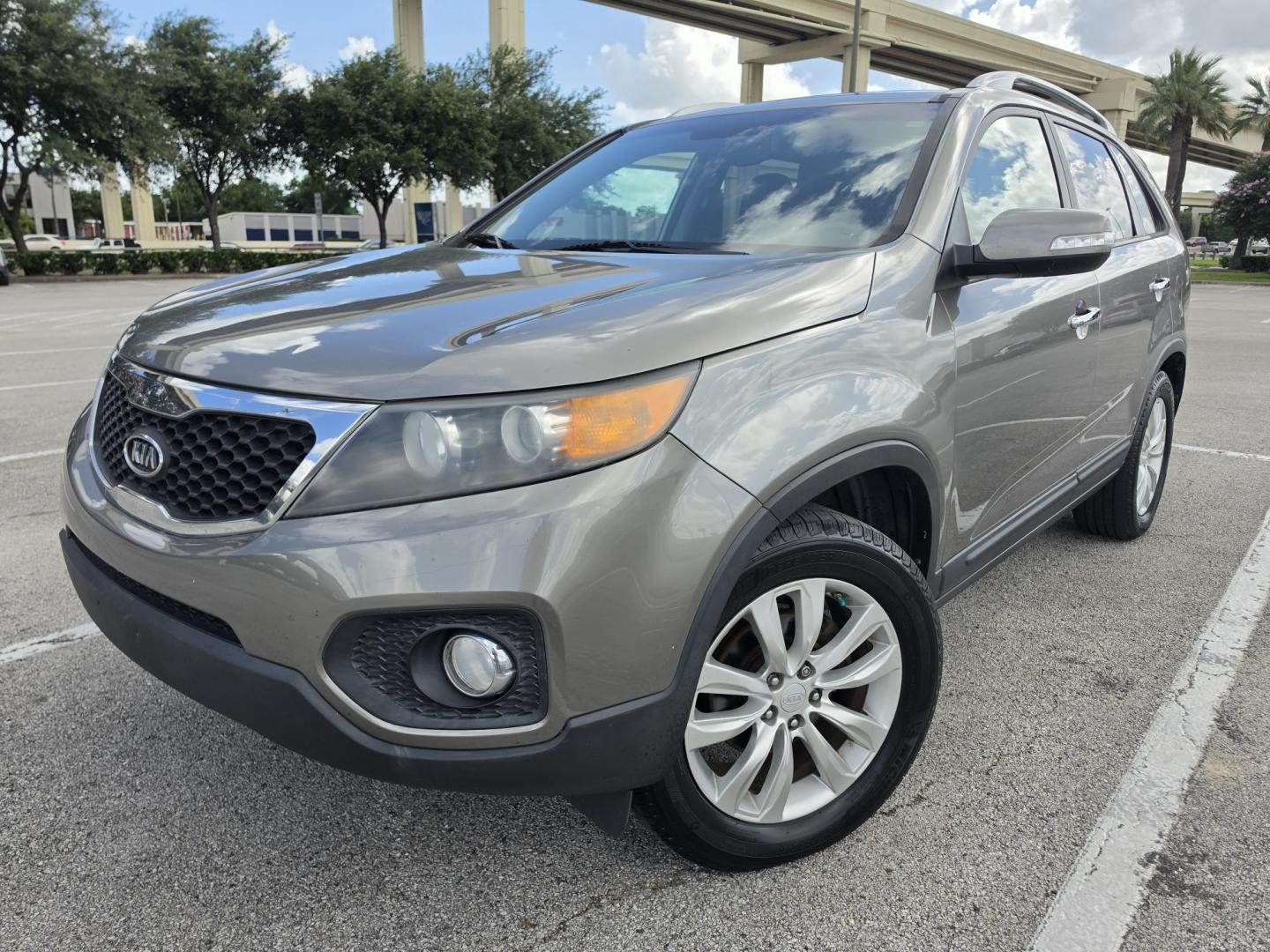 2011 Gray Kia Sorento EX V6 2WD (5XYKU4A23BG) with an 3.5L V6 DOHC 24V engine, 6-Speed Automatic transmission, located at 5005 Telephone Rd., Houston, TX, 77087, (713) 641-0980, 29.690666, -95.298683- Photo#0