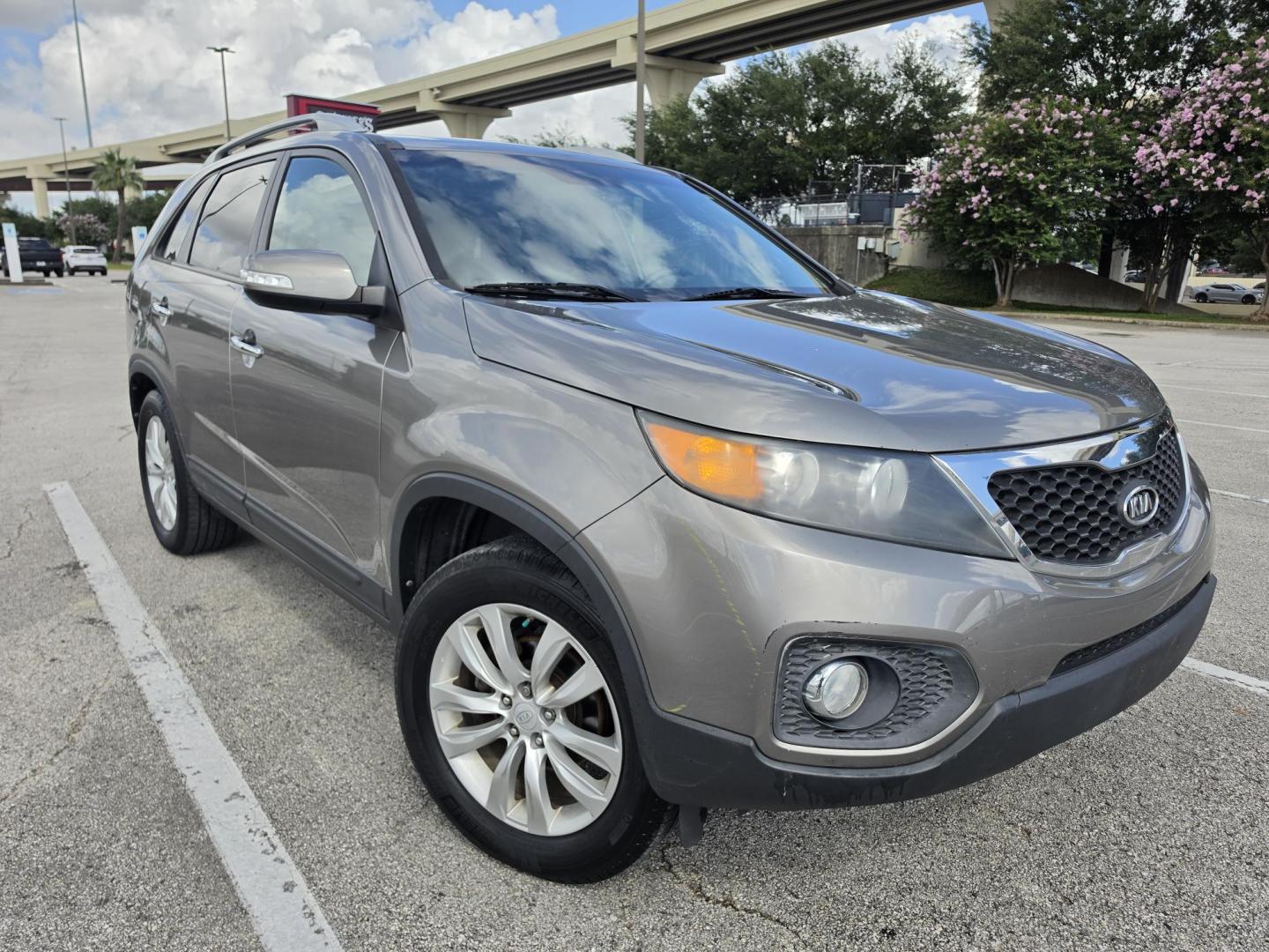 2011 Gray Kia Sorento EX V6 2WD (5XYKU4A23BG) with an 3.5L V6 DOHC 24V engine, 6-Speed Automatic transmission, located at 5005 Telephone Rd., Houston, TX, 77087, (713) 641-0980, 29.690666, -95.298683- Photo#2