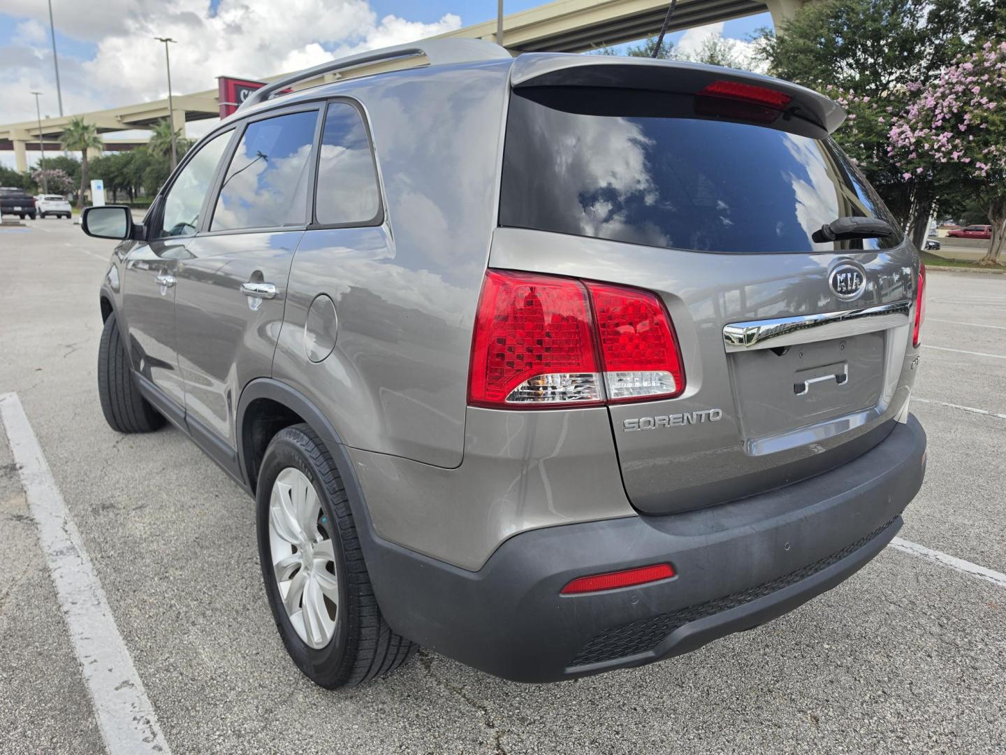 2011 Gray Kia Sorento EX V6 2WD (5XYKU4A23BG) with an 3.5L V6 DOHC 24V engine, 6-Speed Automatic transmission, located at 5005 Telephone Rd., Houston, TX, 77087, (713) 641-0980, 29.690666, -95.298683- Photo#1