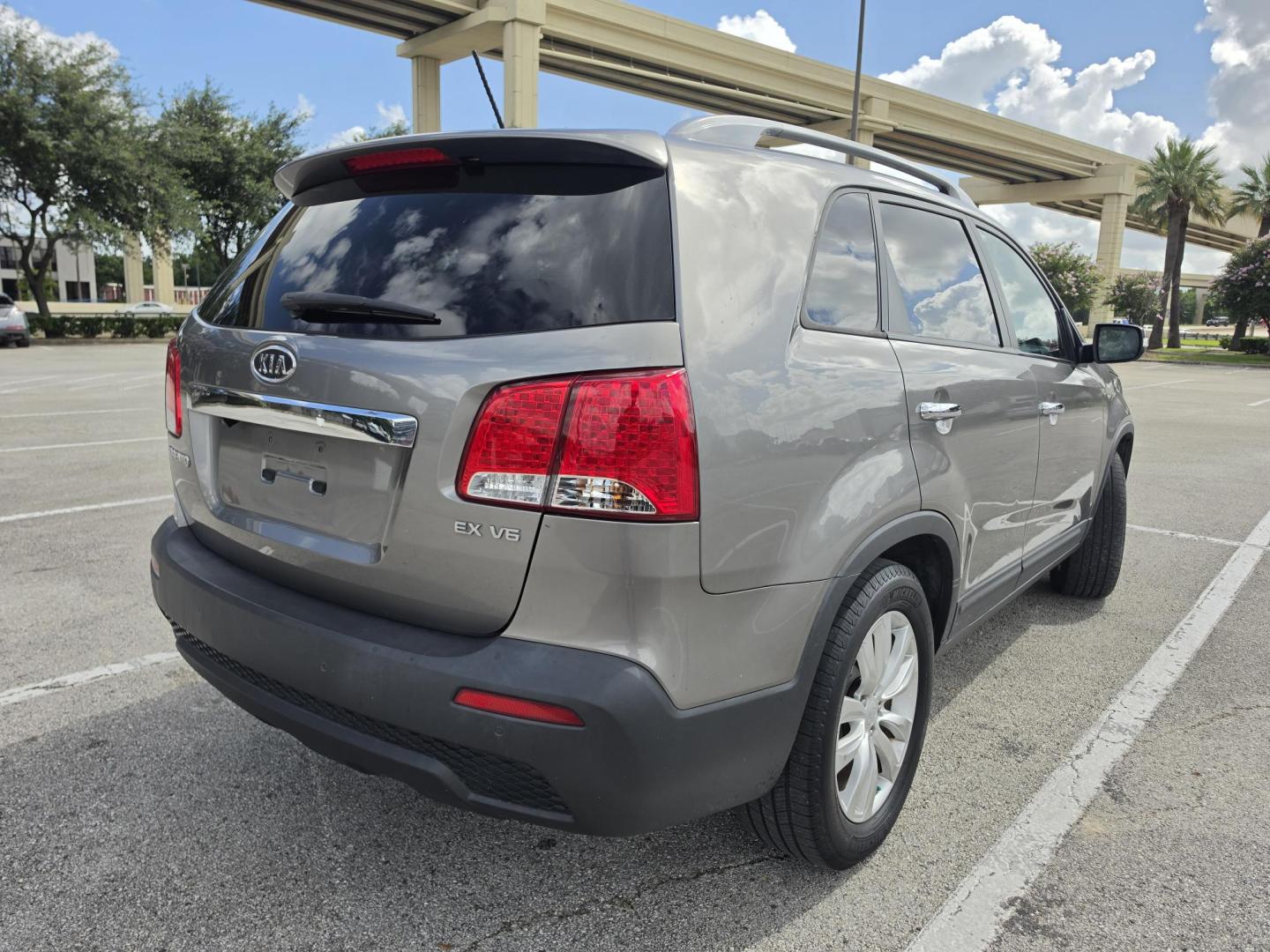 2011 Gray Kia Sorento EX V6 2WD (5XYKU4A23BG) with an 3.5L V6 DOHC 24V engine, 6-Speed Automatic transmission, located at 5005 Telephone Rd., Houston, TX, 77087, (713) 641-0980, 29.690666, -95.298683- Photo#3