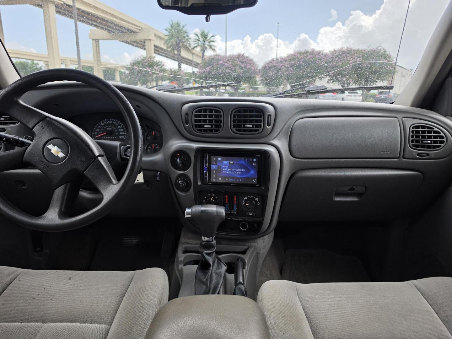 2006 Gray Chevrolet TrailBlazer LS 4WD (1GNDT13SX62) with an 4.2L L6 DOHC 24V engine, 4-Speed Automatic Overdrive transmission, located at 5005 Telephone Rd., Houston, TX, 77087, (713) 641-0980, 29.690666, -95.298683- Photo#4