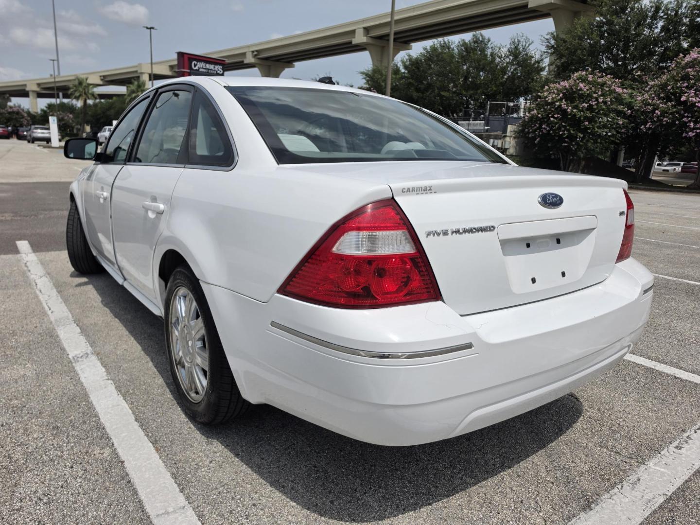 2007 white Ford Five Hundred SEL FWD (1FAHP24107G) with an 3.0L V6 DOHC 24V engine, 6-Speed Automatic Overdrive transmission, located at 5005 Telephone Rd., Houston, TX, 77087, (713) 641-0980, 29.690666, -95.298683- Photo#1