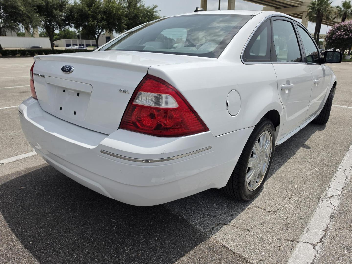 2007 white Ford Five Hundred SEL FWD (1FAHP24107G) with an 3.0L V6 DOHC 24V engine, 6-Speed Automatic Overdrive transmission, located at 5005 Telephone Rd., Houston, TX, 77087, (713) 641-0980, 29.690666, -95.298683- Photo#3