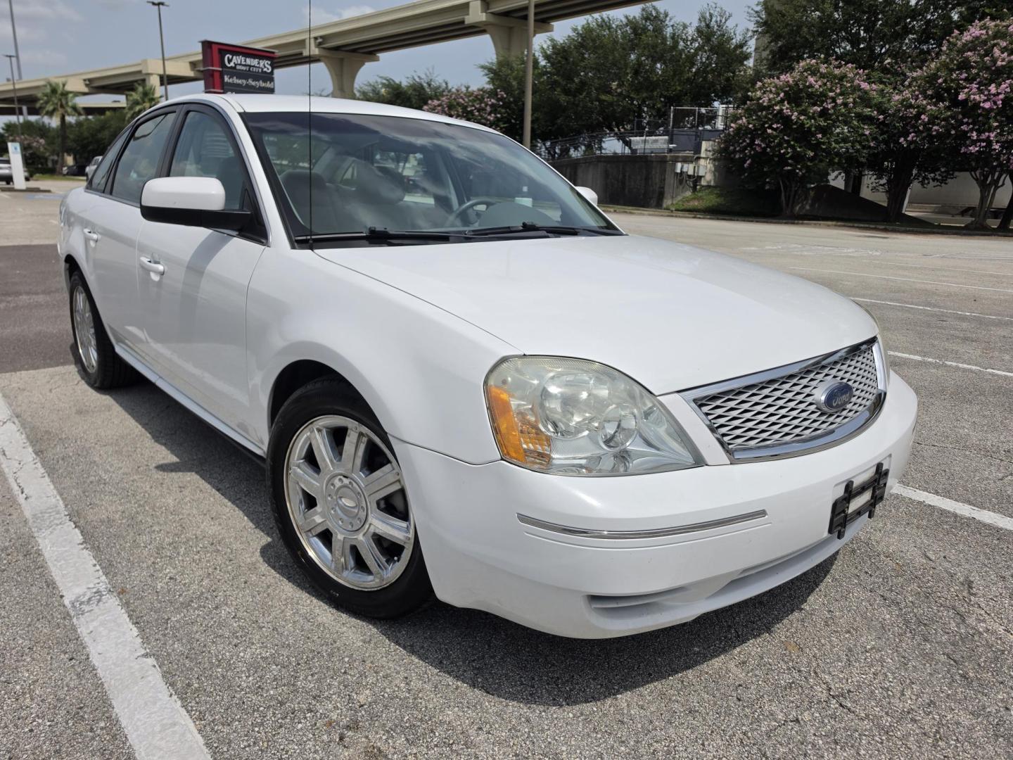 2007 white Ford Five Hundred SEL FWD (1FAHP24107G) with an 3.0L V6 DOHC 24V engine, 6-Speed Automatic Overdrive transmission, located at 5005 Telephone Rd., Houston, TX, 77087, (713) 641-0980, 29.690666, -95.298683- Photo#2