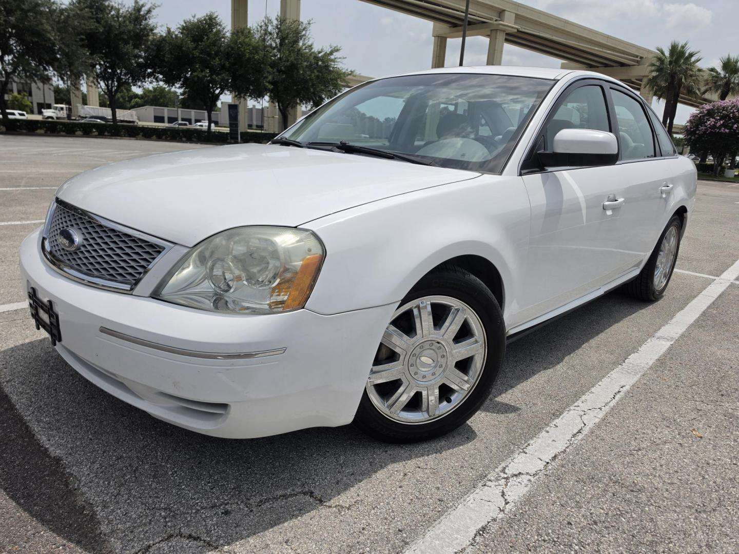 2007 white Ford Five Hundred SEL FWD (1FAHP24107G) with an 3.0L V6 DOHC 24V engine, 6-Speed Automatic Overdrive transmission, located at 5005 Telephone Rd., Houston, TX, 77087, (713) 641-0980, 29.690666, -95.298683- Photo#0