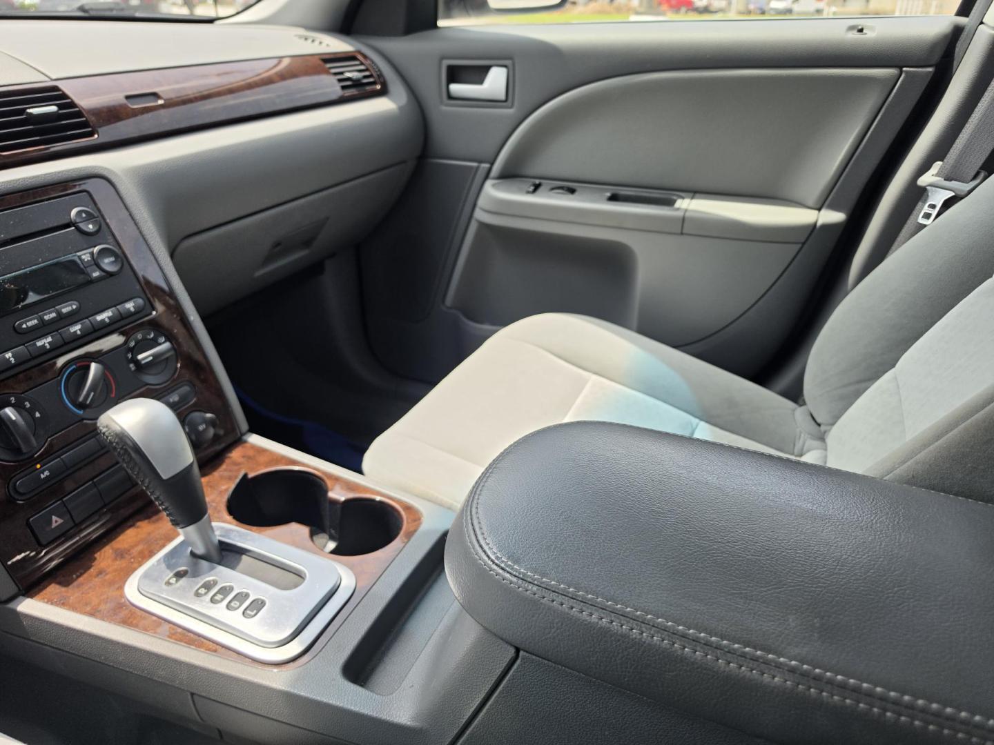 2007 white Ford Five Hundred SEL FWD (1FAHP24107G) with an 3.0L V6 DOHC 24V engine, 6-Speed Automatic Overdrive transmission, located at 5005 Telephone Rd., Houston, TX, 77087, (713) 641-0980, 29.690666, -95.298683- Photo#4