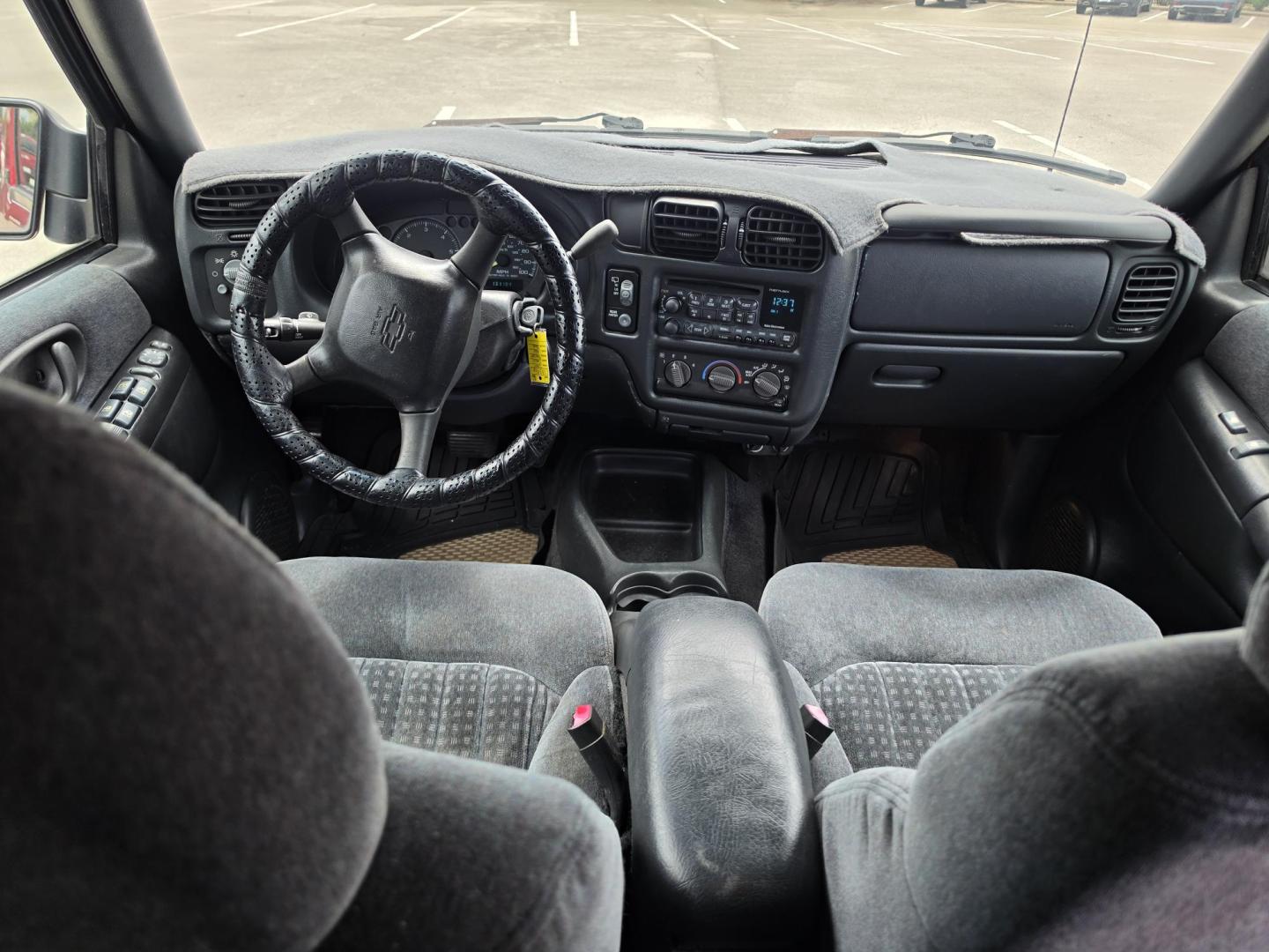2001 Chevrolet Blazer LS 4-Door 2WD (1GNCS13W412) with an 4.3L V6 OHV 12V engine, 4-Speed Automatic Overdrive transmission, located at 5005 Telephone Rd., Houston, TX, 77087, (713) 641-0980, 29.690666, -95.298683- Photo#4