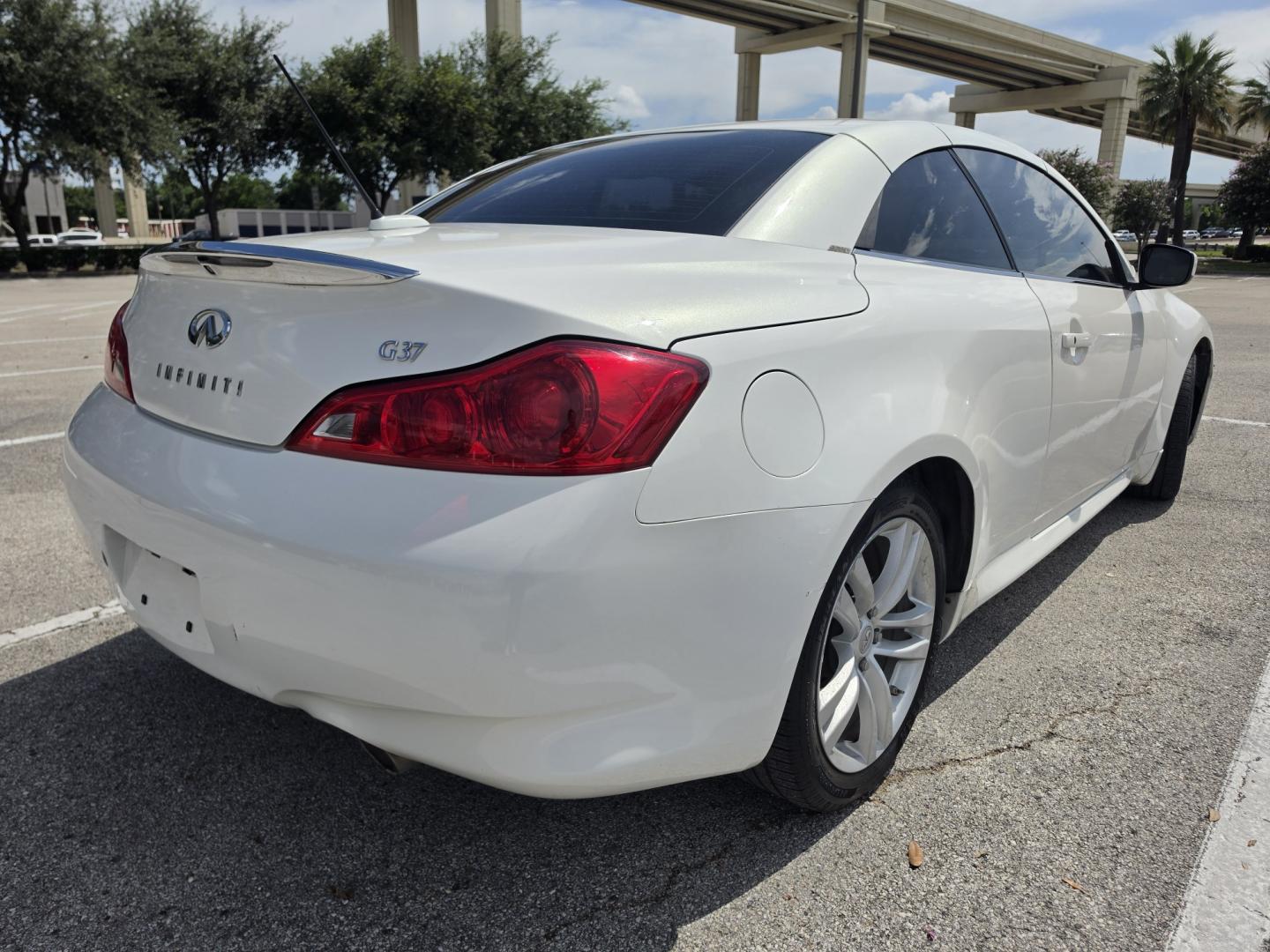 2009 white Infiniti G Coupe G37 (JNKCV66EX9M) with an 3.7L V6 DOHC 24V engine, 5-Speed Automatic Overdrive transmission, located at 5005 Telephone Rd., Houston, TX, 77087, (713) 641-0980, 29.690666, -95.298683- Photo#1