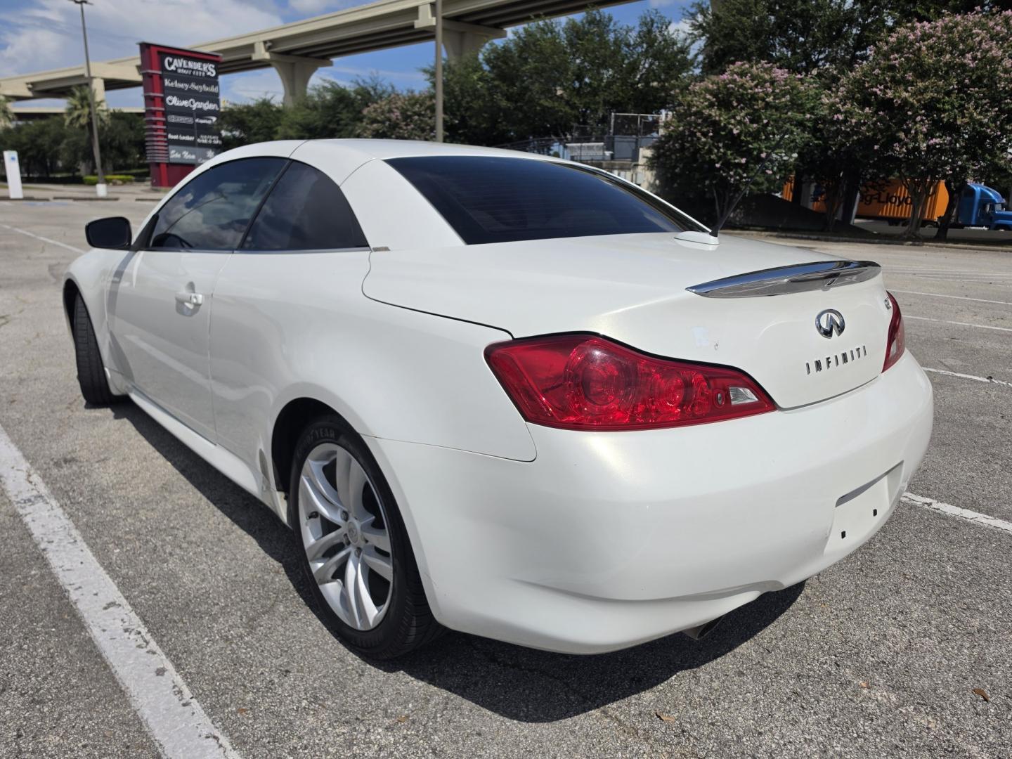2009 white Infiniti G Coupe G37 (JNKCV66EX9M) with an 3.7L V6 DOHC 24V engine, 5-Speed Automatic Overdrive transmission, located at 5005 Telephone Rd., Houston, TX, 77087, (713) 641-0980, 29.690666, -95.298683- Photo#3