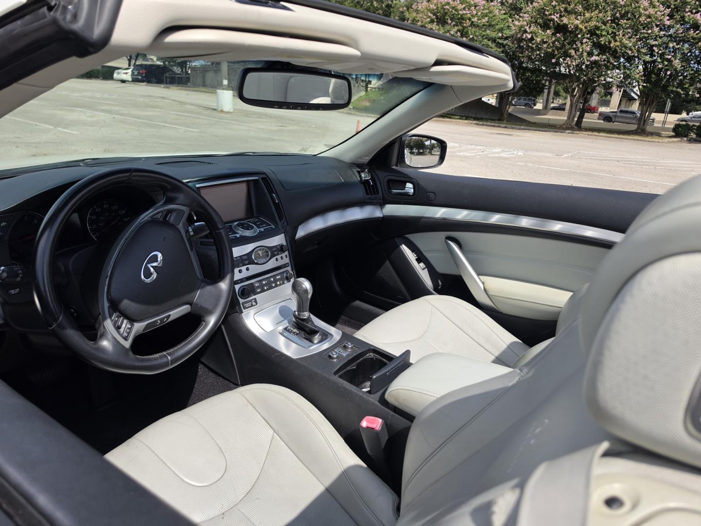 2009 white Infiniti G Coupe G37 (JNKCV66EX9M) with an 3.7L V6 DOHC 24V engine, 5-Speed Automatic Overdrive transmission, located at 5005 Telephone Rd., Houston, TX, 77087, (713) 641-0980, 29.690666, -95.298683- Photo#5