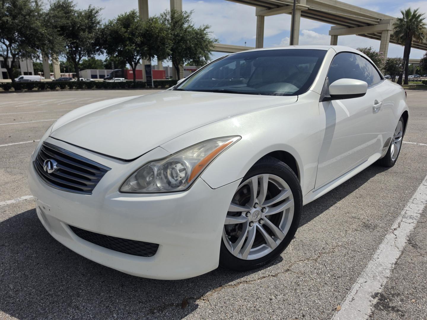 2009 white Infiniti G Coupe G37 (JNKCV66EX9M) with an 3.7L V6 DOHC 24V engine, 5-Speed Automatic Overdrive transmission, located at 5005 Telephone Rd., Houston, TX, 77087, (713) 641-0980, 29.690666, -95.298683- Photo#0