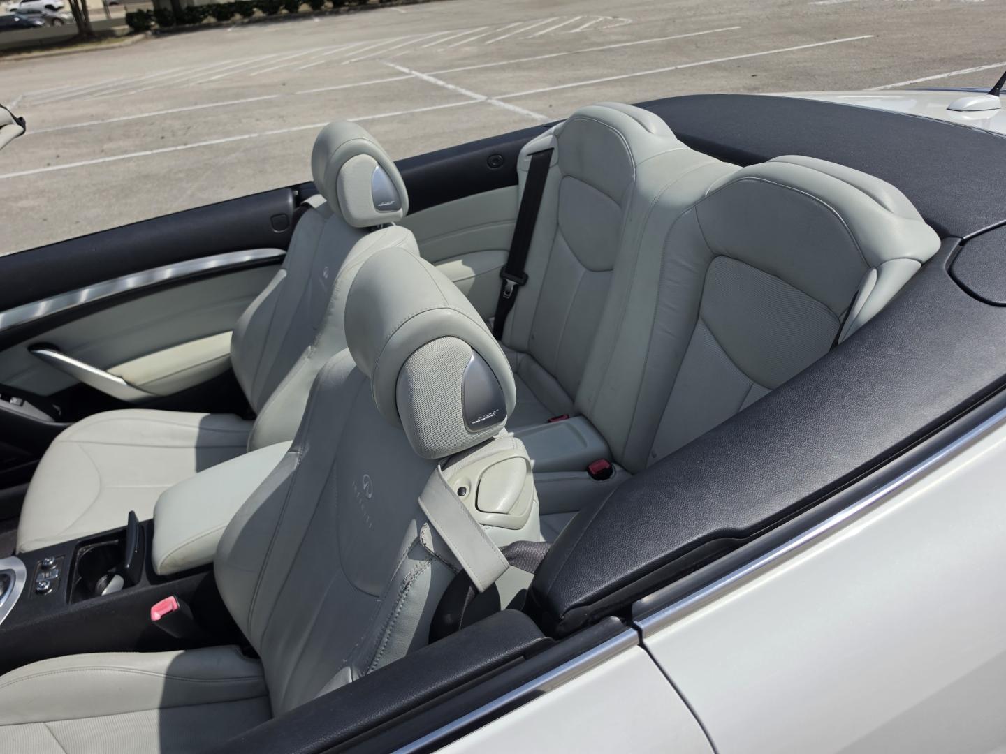 2009 white Infiniti G Coupe G37 (JNKCV66EX9M) with an 3.7L V6 DOHC 24V engine, 5-Speed Automatic Overdrive transmission, located at 5005 Telephone Rd., Houston, TX, 77087, (713) 641-0980, 29.690666, -95.298683- Photo#6