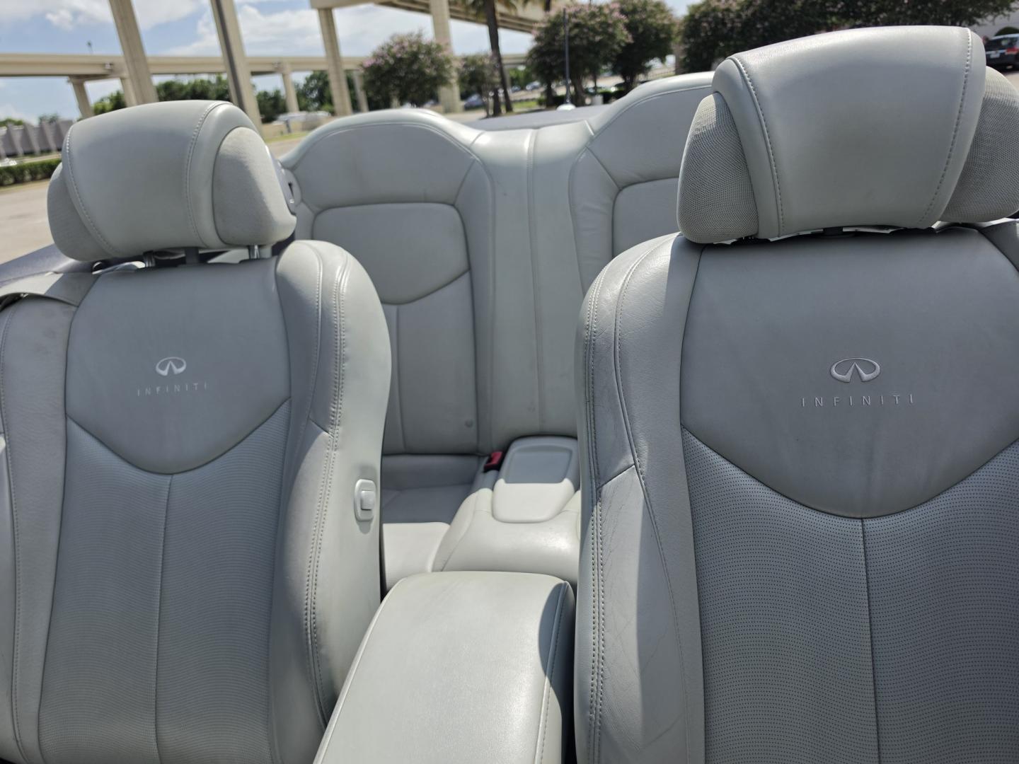 2009 white Infiniti G Coupe G37 (JNKCV66EX9M) with an 3.7L V6 DOHC 24V engine, 5-Speed Automatic Overdrive transmission, located at 5005 Telephone Rd., Houston, TX, 77087, (713) 641-0980, 29.690666, -95.298683- Photo#7