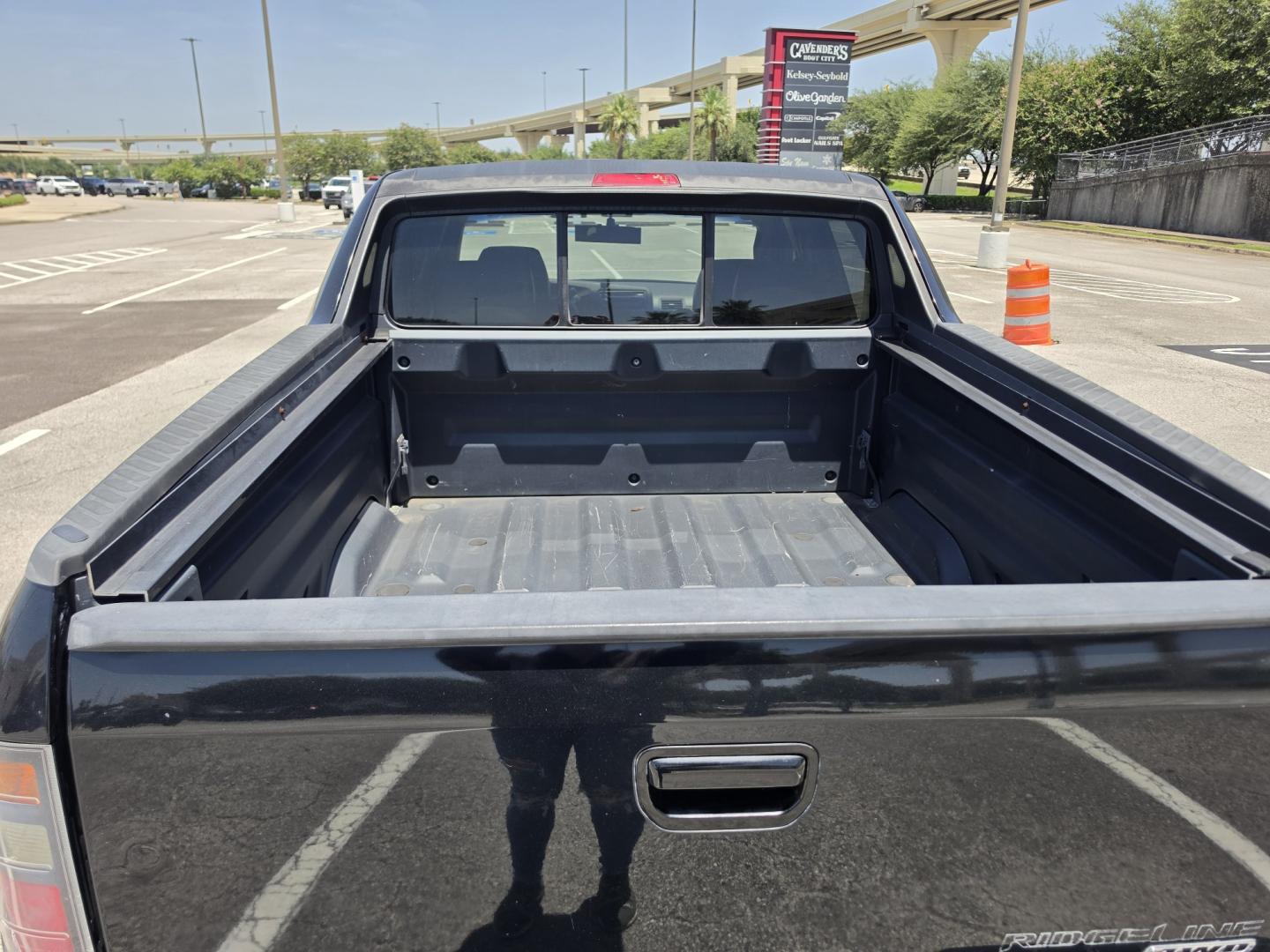 2006 Black Honda Ridgeline RTL (2HJYK16516H) with an 3.5L V6 SOHC 24V engine, 5A OD transmission, located at 5005 Telephone Rd., Houston, TX, 77087, (713) 641-0980, 29.690666, -95.298683- Photo#4