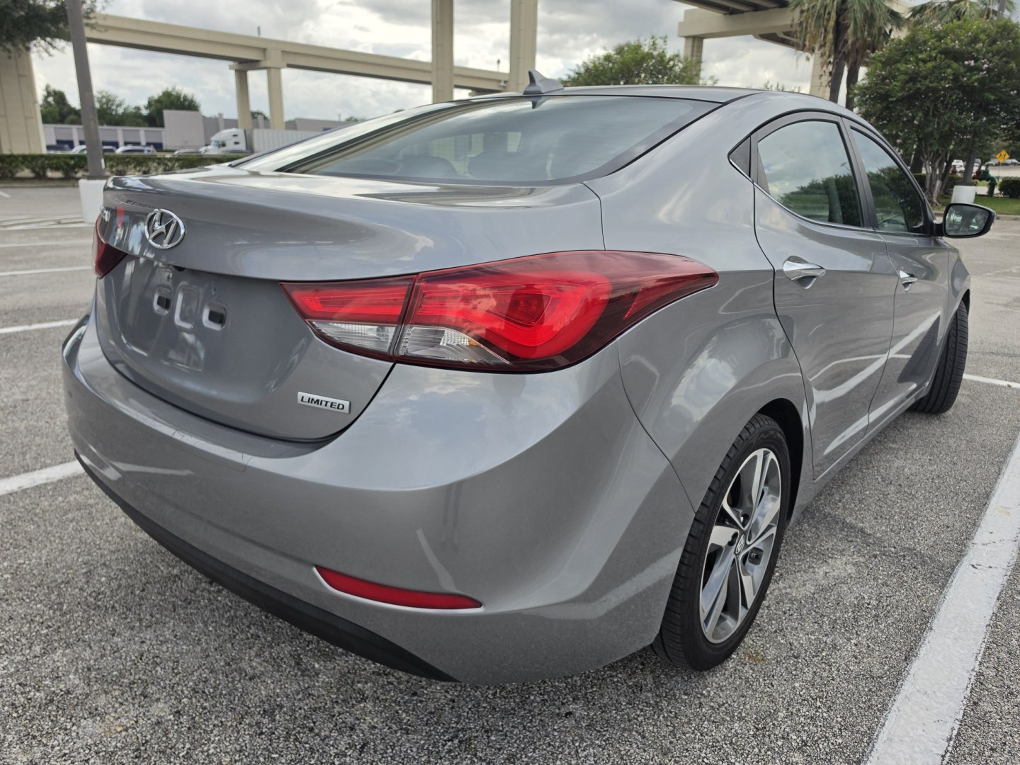 2015 Gray Hyundai Elantra Limited (KMHDH4AE6FU) with an 1.8L L4 DOHC 16V engine, 6A transmission, located at 5005 Telephone Rd., Houston, TX, 77087, (713) 641-0980, 29.690666, -95.298683- Photo#2