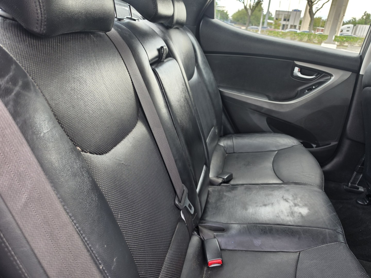 2015 Gray Hyundai Elantra Limited (KMHDH4AE6FU) with an 1.8L L4 DOHC 16V engine, 6A transmission, located at 5005 Telephone Rd., Houston, TX, 77087, (713) 641-0980, 29.690666, -95.298683- Photo#4