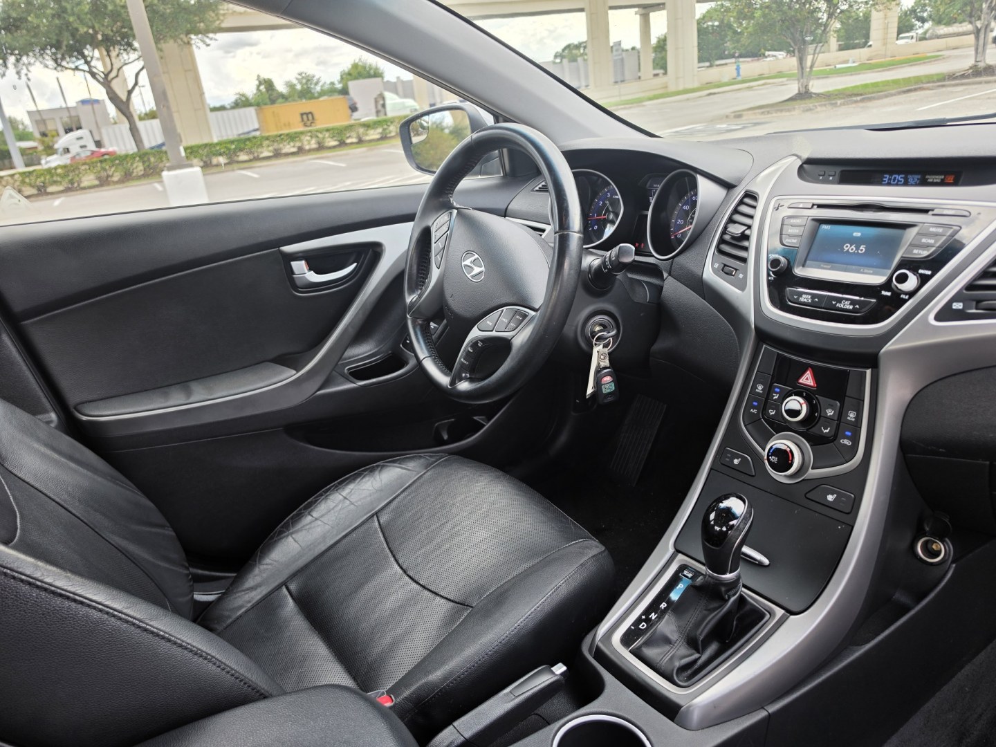 2015 Gray Hyundai Elantra Limited (KMHDH4AE6FU) with an 1.8L L4 DOHC 16V engine, 6A transmission, located at 5005 Telephone Rd., Houston, TX, 77087, (713) 641-0980, 29.690666, -95.298683- Photo#5